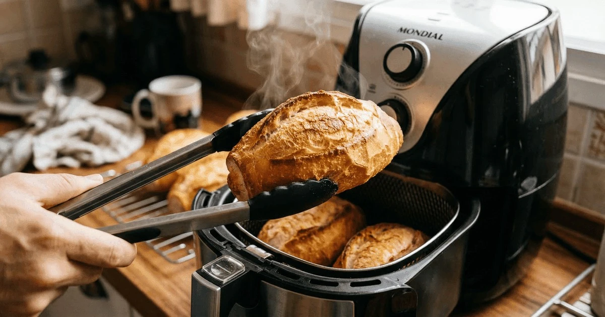 Proč zkušení kuchaři před ohříváním pečiva vždy používají rozprašovač s vodou