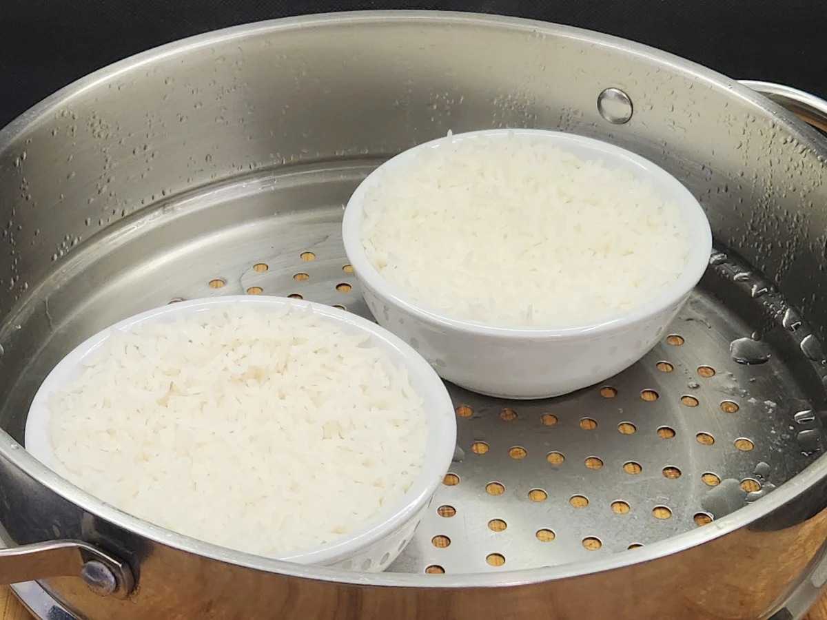 Proč zkušení kuchaři nikdy nenechávají hotovou rýži na sporáku déle než hodinu - image 1