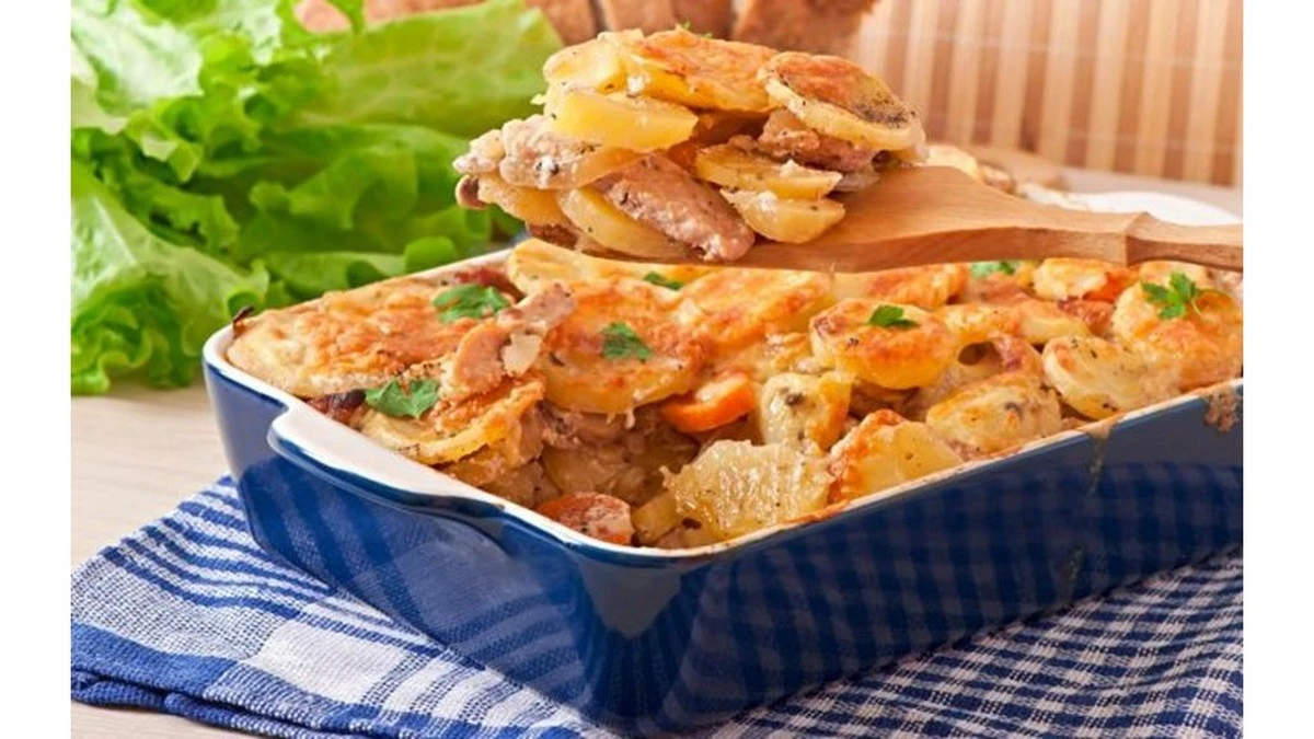 Proč zkušení kuchaři dávají plátky masa na dno pekáče a ne na pánev