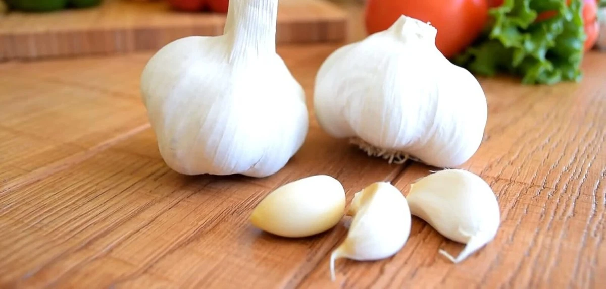 Proč zkušení lékaři varují před konzumací česneku nalačno