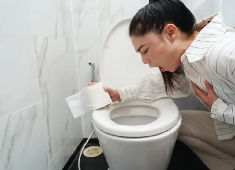 Proč zkušení lékaři radí olíznout lžičku, když vás trápí nevolnost