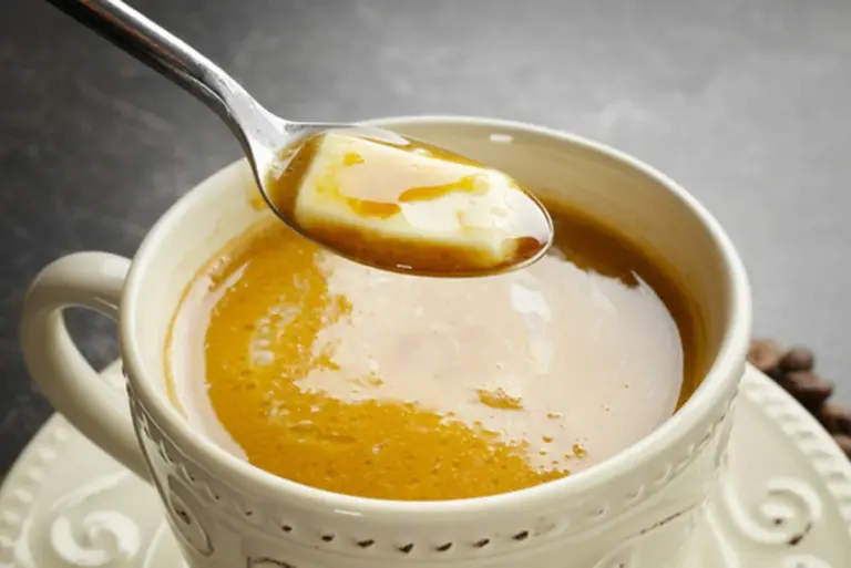 Proč zkušení lékaři doporučují přidat špetku cejlonské skořice do lžičky medu