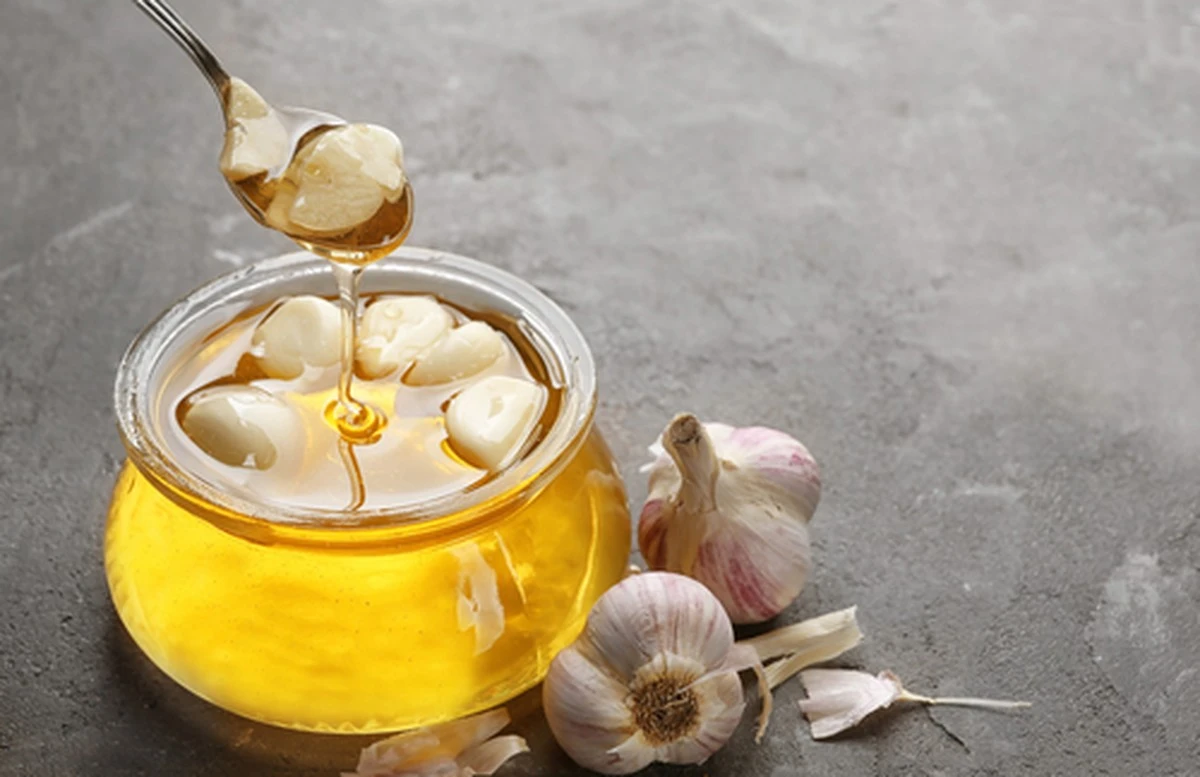Proč zkušení lékaři varují před babiččiným všelékem z česneku a medu