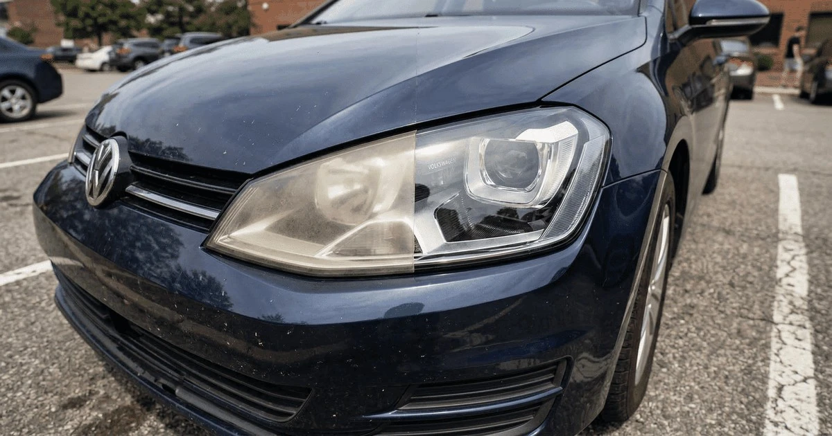 Proč zkušení řidiči nanášejí na světlomety lak před první podzimní bouřkou