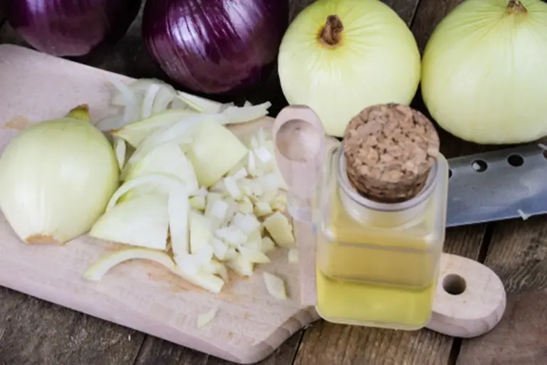 Proč zkušení rodiče přidávají do cibulového sirupu bobkový list