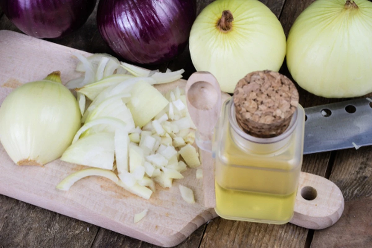 Proč zkušení rodiče přidávají do cibulového sirupu bobkový list